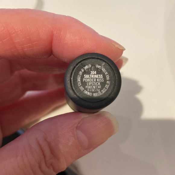 NWOB Mac Powder Kiss Lipstick in Sultriness. Currently sold out on-line. - Picture 3 of 4